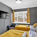 Charming 6 Beds House, Close To City Centre, Free Parking