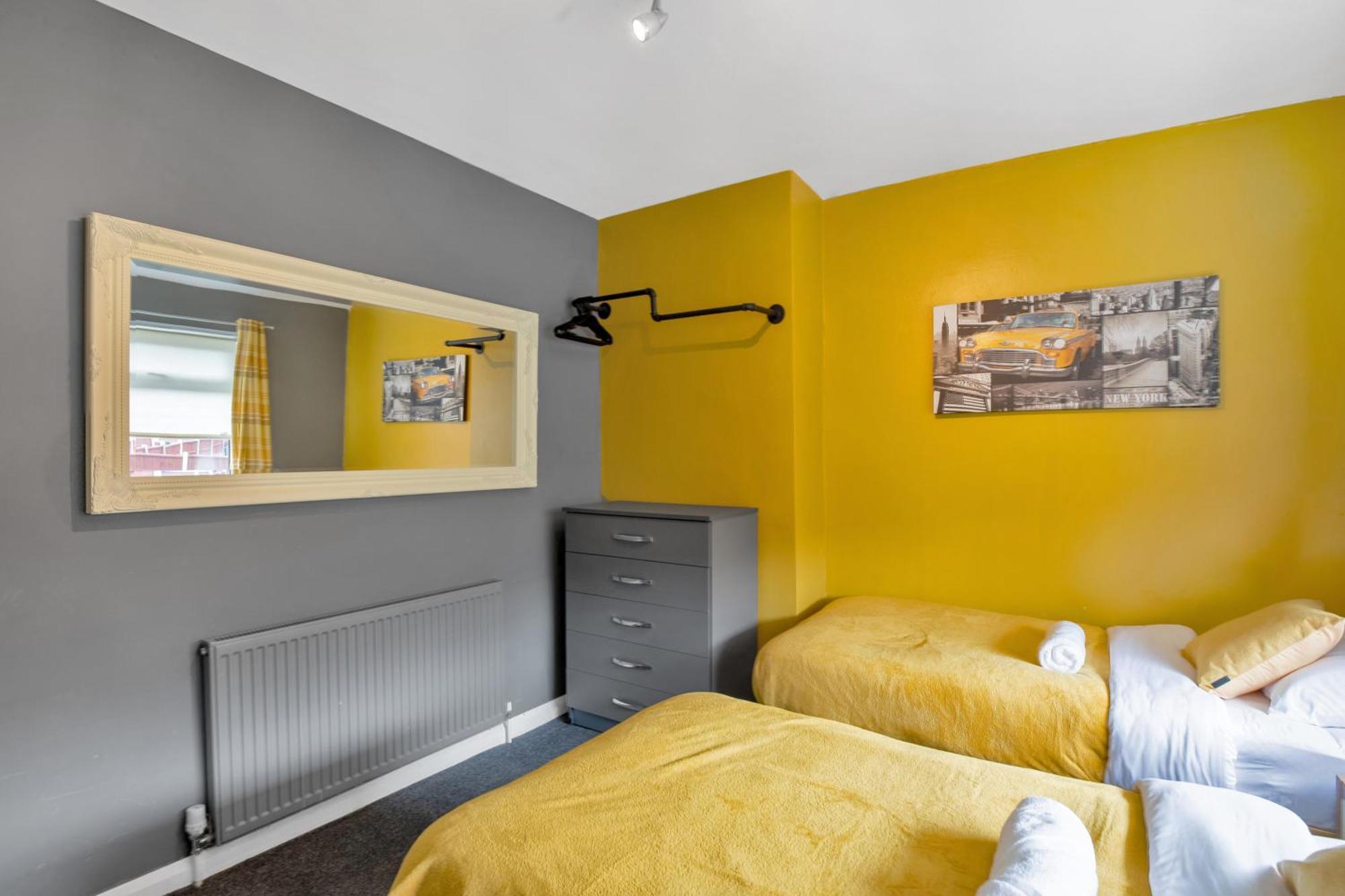 Charming 6 Beds House, Close To Centre, Free Parking