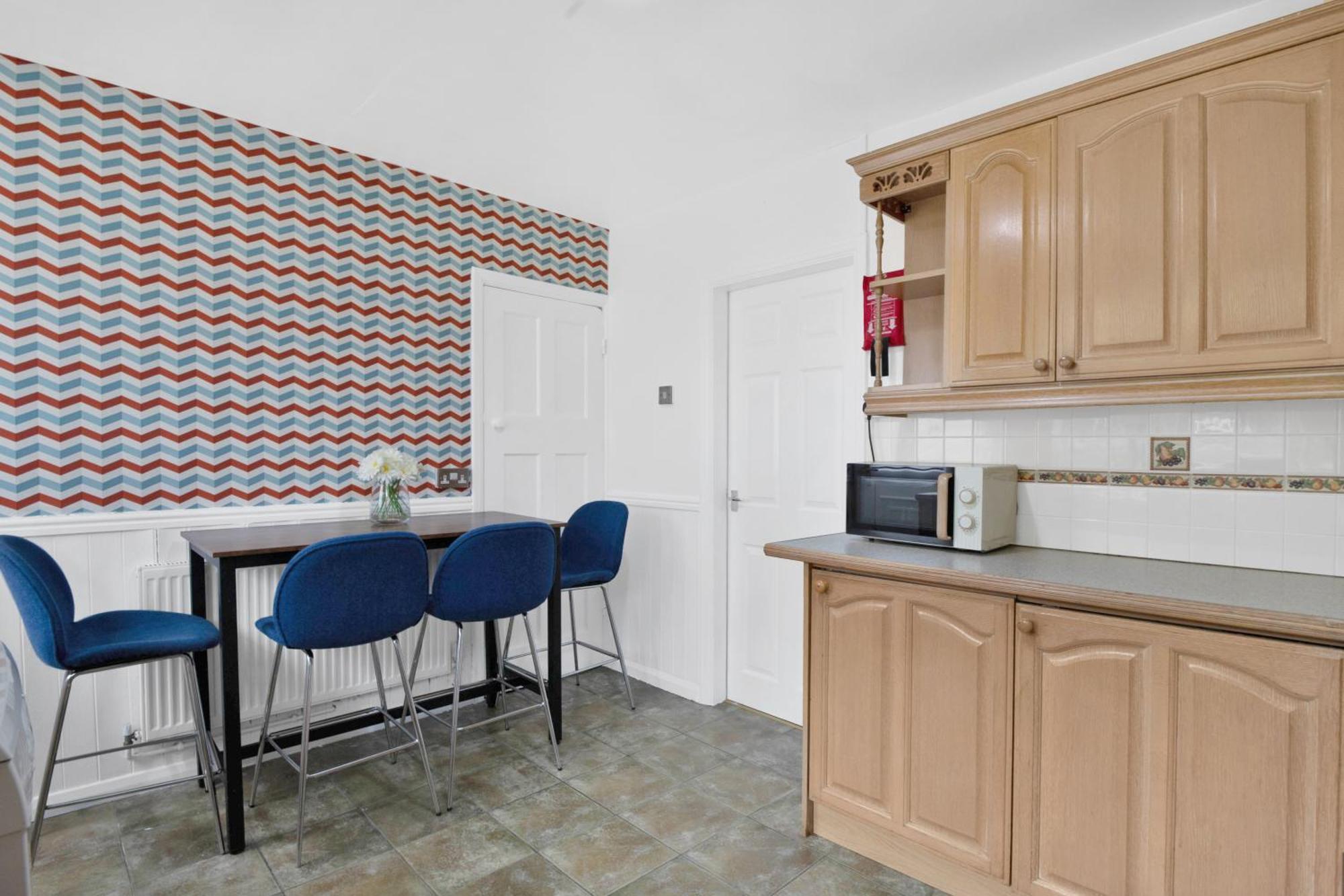Charming 6 Beds House, Close To Centre, Free Parking